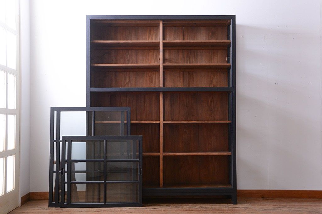 アンティーク家具　片側側面ガラス仕上げ!モダンなペイントのアンティーク薄型戸棚