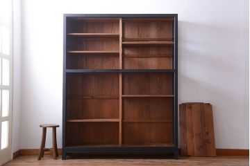 アンティーク家具　片側側面ガラス仕上げ!モダンなペイントのアンティーク薄型戸棚