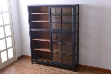 アンティーク家具　片側側面ガラス仕上げ!モダンなペイントのアンティーク薄型戸棚