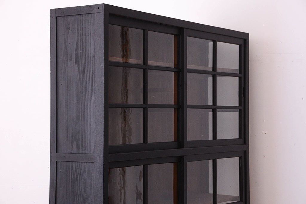 アンティーク家具　片側側面ガラス仕上げ!モダンなペイントのアンティーク薄型戸棚