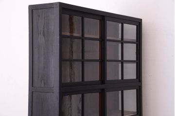 アンティーク家具　片側側面ガラス仕上げ!モダンなペイントのアンティーク薄型戸棚