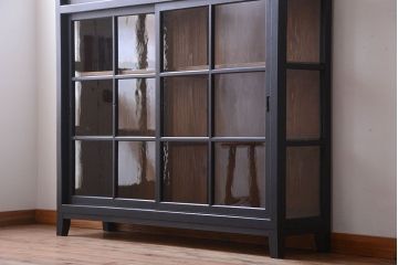 アンティーク家具　片側側面ガラス仕上げ!モダンなペイントのアンティーク薄型戸棚