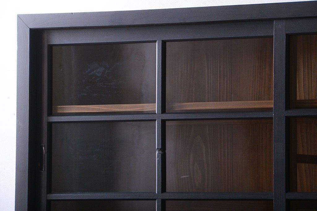 アンティーク家具　片側側面ガラス仕上げ!モダンなペイントのアンティーク薄型戸棚