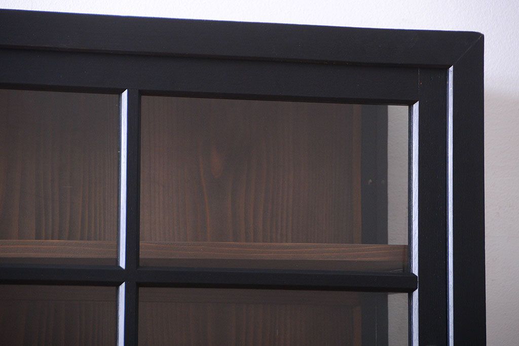 アンティーク家具　片側側面ガラス仕上げ!モダンなペイントのアンティーク薄型戸棚