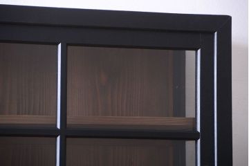 アンティーク家具　片側側面ガラス仕上げ!モダンなペイントのアンティーク薄型戸棚