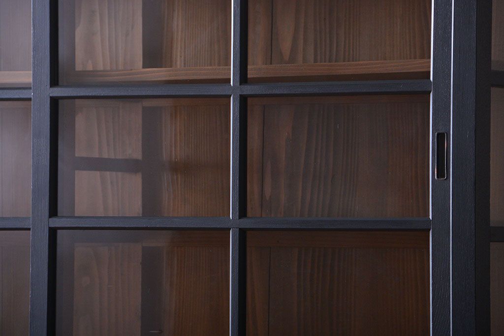 アンティーク家具　片側側面ガラス仕上げ!モダンなペイントのアンティーク薄型戸棚