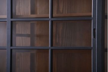 アンティーク家具　片側側面ガラス仕上げ!モダンなペイントのアンティーク薄型戸棚