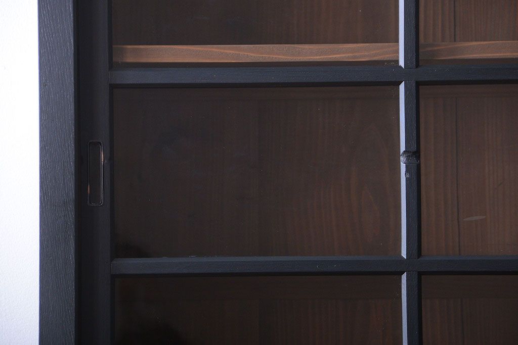 アンティーク家具　片側側面ガラス仕上げ!モダンなペイントのアンティーク薄型戸棚