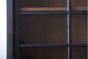 アンティーク家具　片側側面ガラス仕上げ!モダンなペイントのアンティーク薄型戸棚