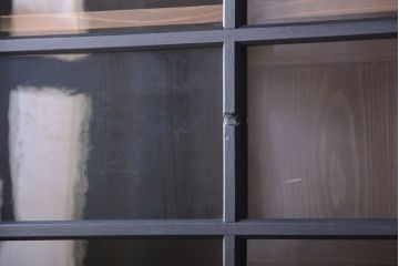 アンティーク家具　片側側面ガラス仕上げ!モダンなペイントのアンティーク薄型戸棚