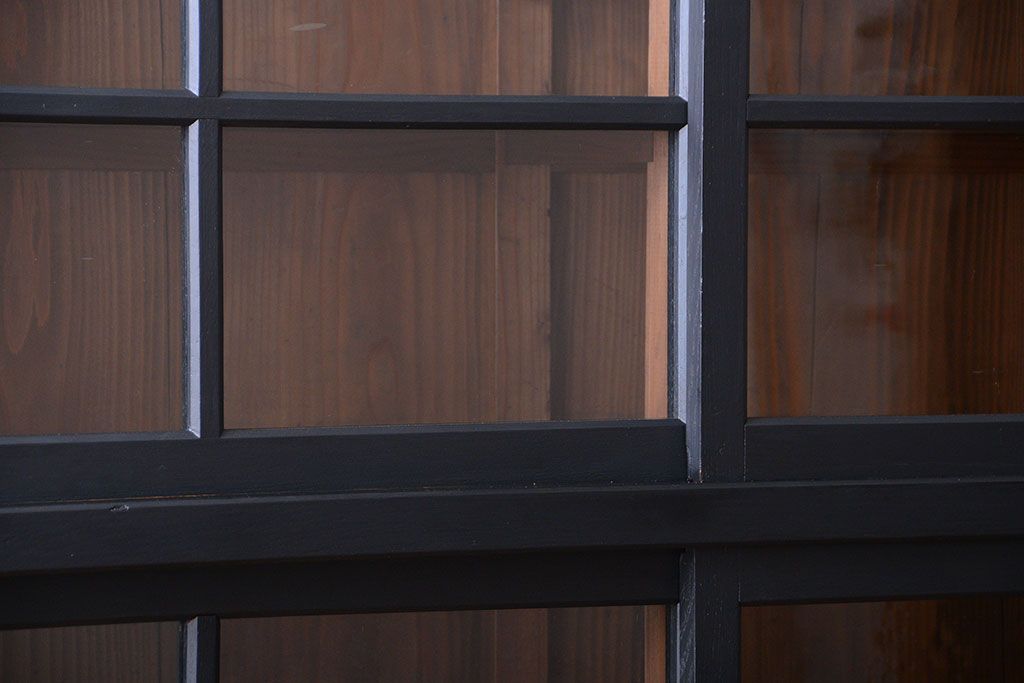 アンティーク家具　片側側面ガラス仕上げ!モダンなペイントのアンティーク薄型戸棚