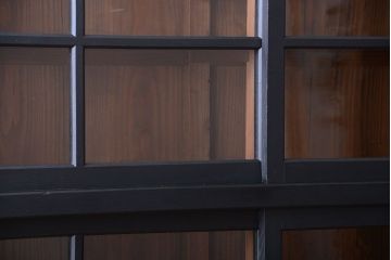 アンティーク家具　片側側面ガラス仕上げ!モダンなペイントのアンティーク薄型戸棚