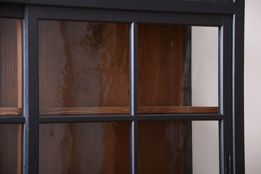 アンティーク家具　片側側面ガラス仕上げ!モダンなペイントのアンティーク薄型戸棚