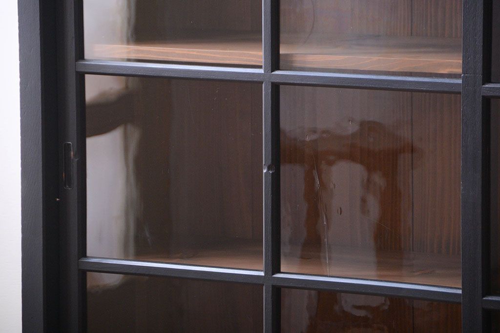 アンティーク家具　片側側面ガラス仕上げ!モダンなペイントのアンティーク薄型戸棚