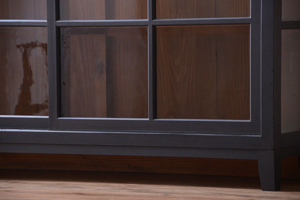 アンティーク家具　片側側面ガラス仕上げ!モダンなペイントのアンティーク薄型戸棚