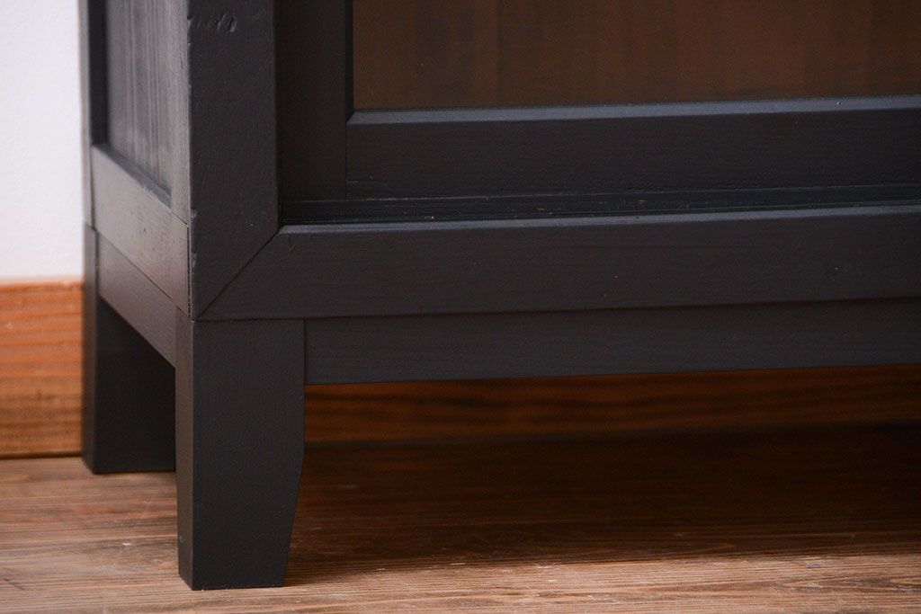 アンティーク家具　片側側面ガラス仕上げ!モダンなペイントのアンティーク薄型戸棚