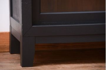 アンティーク家具　片側側面ガラス仕上げ!モダンなペイントのアンティーク薄型戸棚