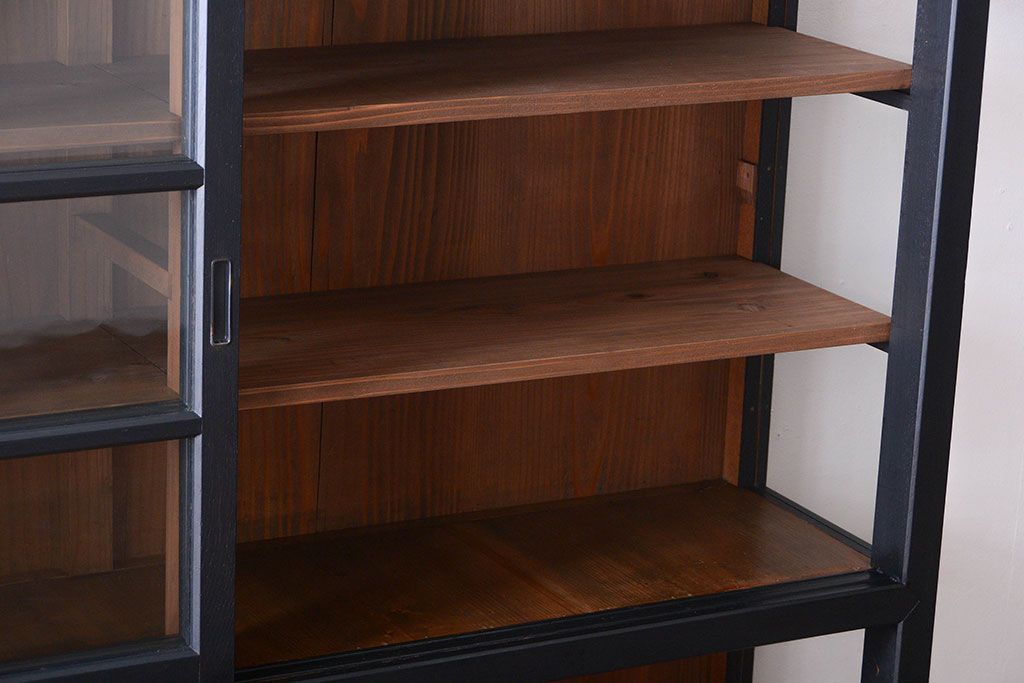 アンティーク家具　片側側面ガラス仕上げ!モダンなペイントのアンティーク薄型戸棚