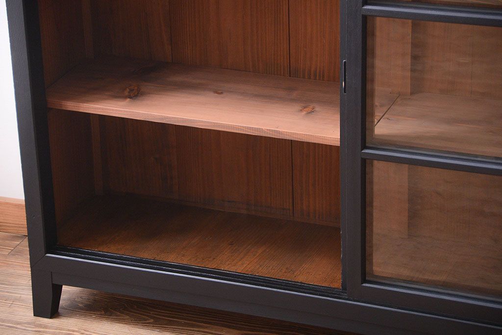 アンティーク家具　片側側面ガラス仕上げ!モダンなペイントのアンティーク薄型戸棚