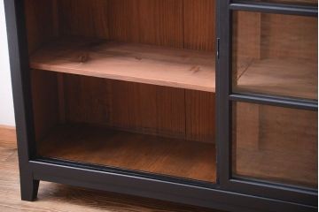 アンティーク家具　片側側面ガラス仕上げ!モダンなペイントのアンティーク薄型戸棚