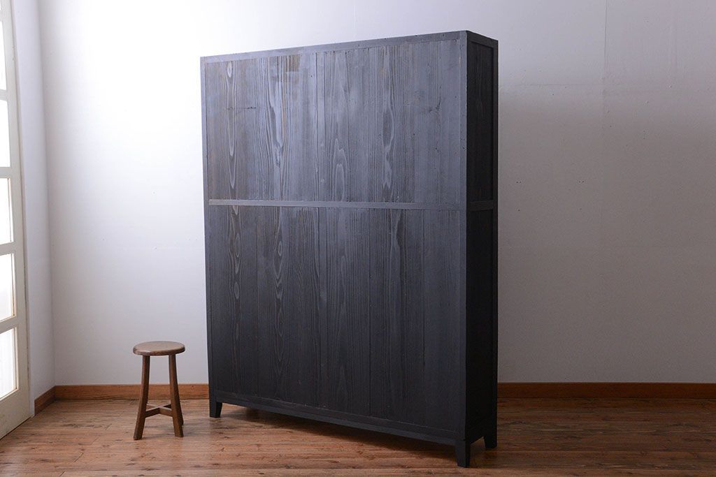 アンティーク家具　片側側面ガラス仕上げ!モダンなペイントのアンティーク薄型戸棚