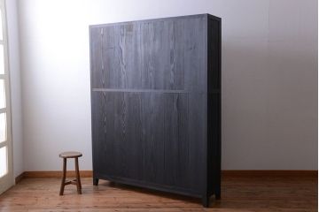 アンティーク家具　片側側面ガラス仕上げ!モダンなペイントのアンティーク薄型戸棚