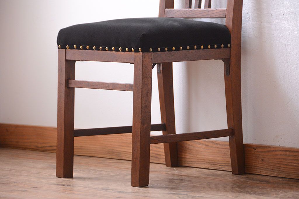 レトロ家具　和製アンティーク　レトロな古いナラ材の小ぶりなチェア