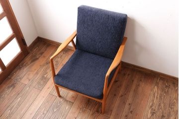 中古　CHLOROS(クロロス)　シンプルでお洒落なチーク材の1人掛けアームソファ