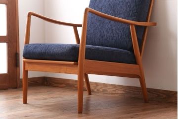 中古　CHLOROS(クロロス)　シンプルでお洒落なチーク材の1人掛けアームソファ