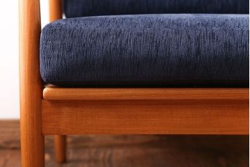 中古　CHLOROS(クロロス)　シンプルでお洒落なチーク材の1人掛けアームソファ