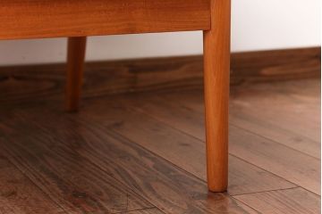 中古　CHLOROS(クロロス)　シンプルでお洒落なチーク材の1人掛けアームソファ