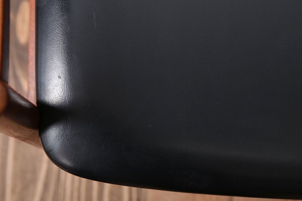 ヴィンテージ家具　北欧ビンテージ　スタイリッシュでかっこいいアームチェア