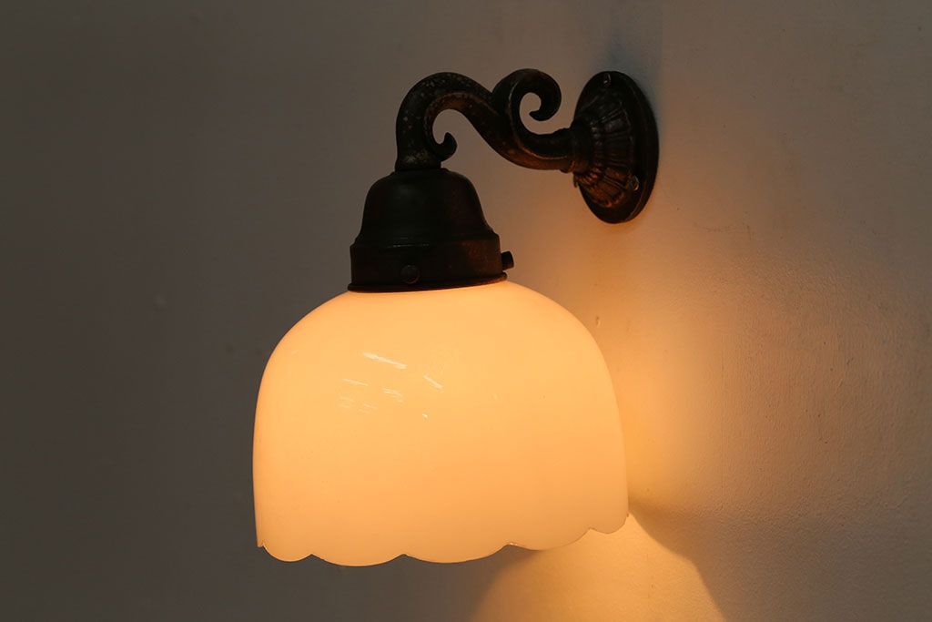 和製アンティーク　優雅で愛らしい白いガラスの壁掛け照明