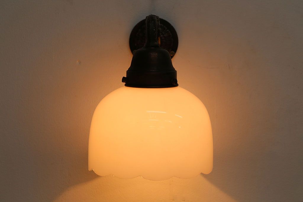 和製アンティーク　優雅で愛らしい白いガラスの壁掛け照明