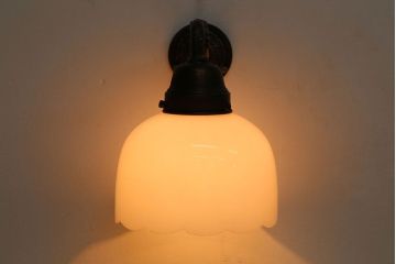 和製アンティーク　優雅で愛らしい白いガラスの壁掛け照明