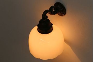 和製アンティーク　優雅で愛らしい白いガラスの壁掛け照明