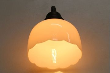 和製アンティーク　優雅で愛らしい白いガラスの壁掛け照明