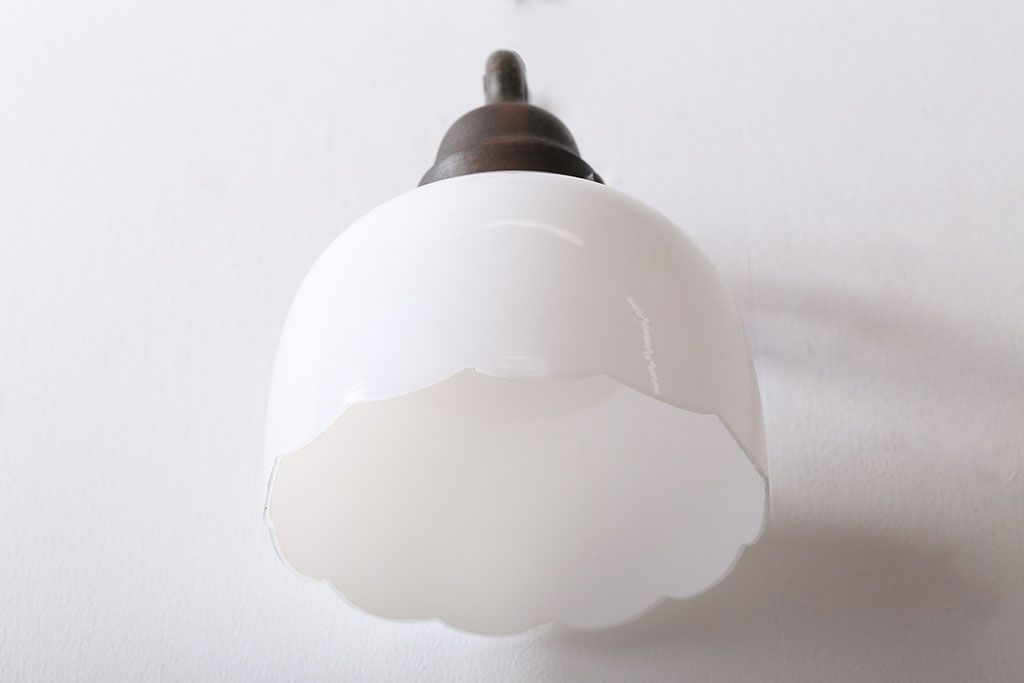 和製アンティーク　優雅で愛らしい白いガラスの壁掛け照明