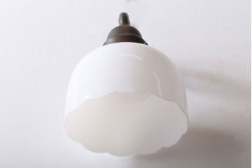 和製アンティーク　優雅で愛らしい白いガラスの壁掛け照明