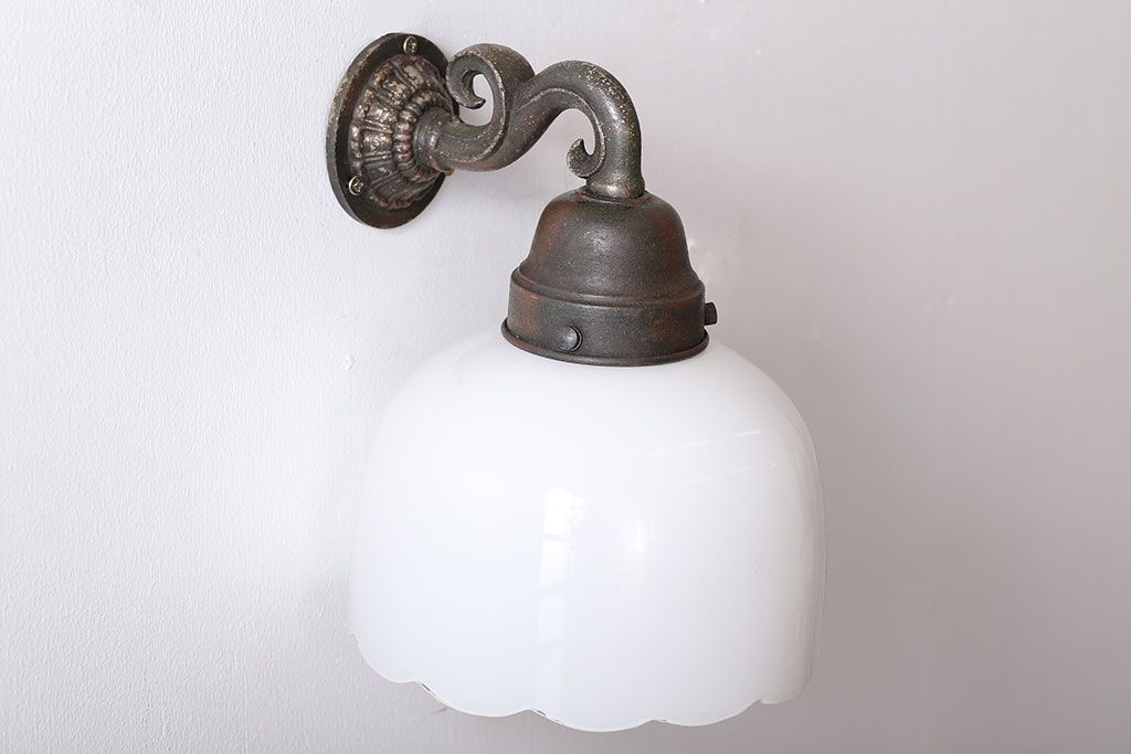 和製アンティーク　優雅で愛らしい白いガラスの壁掛け照明
