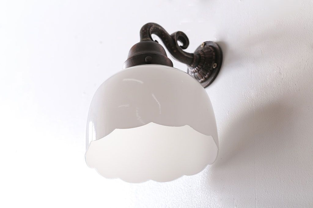 和製アンティーク　優雅で愛らしい白いガラスの壁掛け照明
