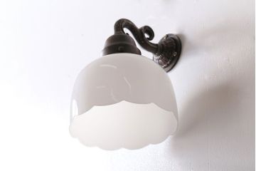 和製アンティーク　優雅で愛らしい白いガラスの壁掛け照明