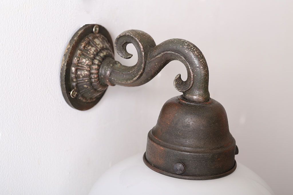 和製アンティーク　優雅で愛らしい白いガラスの壁掛け照明