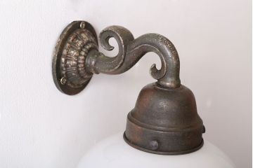 和製アンティーク　優雅で愛らしい白いガラスの壁掛け照明