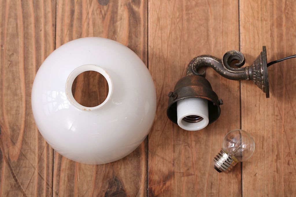 和製アンティーク　優雅で愛らしい白いガラスの壁掛け照明