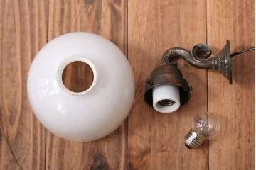 和製アンティーク　優雅で愛らしい白いガラスの壁掛け照明