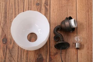 和製アンティーク　優雅で愛らしい白いガラスの壁掛け照明