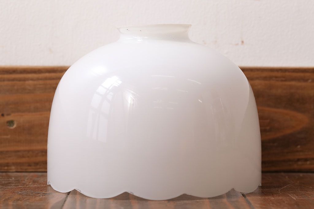 和製アンティーク　優雅で愛らしい白いガラスの壁掛け照明