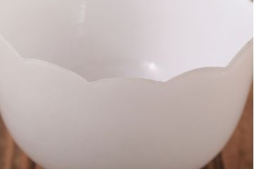 和製アンティーク　優雅で愛らしい白いガラスの壁掛け照明