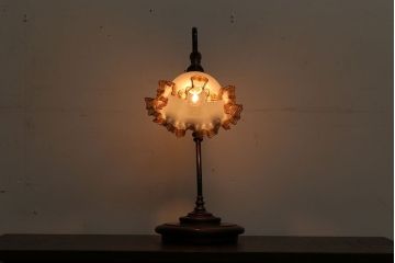 イタリア製　フリルシェードのアンティーク調テーブルランプ(テーブルスタンド)